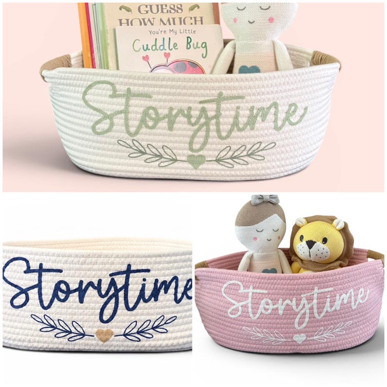Puede incluir: Una cesta de cuerda blanca con la palabra "Storytime" bordada en escritura verde, junto con motivos de hojas y corazones. La cesta contiene libros y una mu&ntilde;eca de peluche. Se muestran cestas adicionales en rosa y blanco.