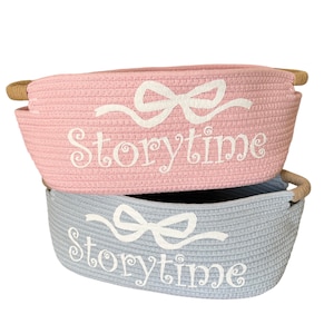 Kosz z książkami StoryTime dla dziewczynki - kosz z różową kokardką Coquette na książki Kosz z książkami na baby shower - prezent urodzinowy dla dziewczynki do wypełnienia książkami
