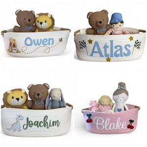 Peut inclure: Quatre paniers en corde tress&eacute;e avec des noms personnalis&eacute;s : "Owen", "Atlas", "Joachim" et "Blake". Chaque panier contient des animaux en peluche, dont un ours, un lion et une poup&eacute;e. Les paniers sont blancs et roses, avec des poign&eacute;es marron.
