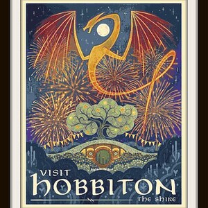 Może przedstawiać: Plakat w stylu vintage reklamujący wizytę w Hobbitonie, Shire. Plakat przedstawia złotego smoka z czerwonymi skrzydłami przelatującego nad zielonym drzewem i norą hobbita. Tło to ciemnoniebieskie niebo z fajerwerkami.