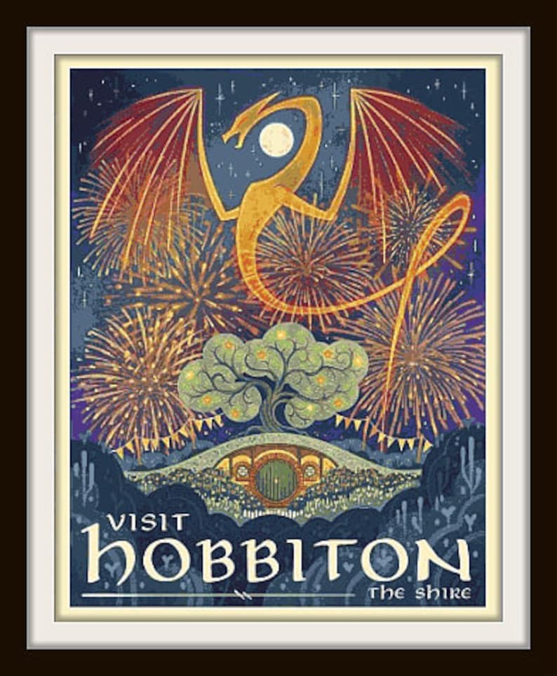 Może przedstawiać: Plakat w stylu vintage reklamujący wizytę w Hobbitonie, Shire. Plakat przedstawia złotego smoka z czerwonymi skrzydłami przelatującego nad zielonym drzewem i norą hobbita. Tło to ciemnoniebieskie niebo z fajerwerkami.