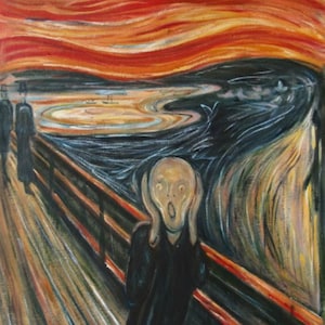 Puede incluir: Una pintura de una persona gritando con las manos sobre las orejas. El fondo es un cielo rojo y naranja vibrante y arremolinado con una escena de agua azul oscuro debajo. La persona está de pie sobre un puente de madera.