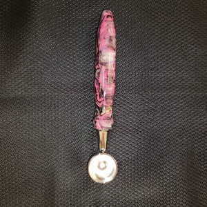 Coffee scoop with pink iridescent swirls