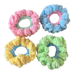 Puede incluir: Cuatro coleteros coloridos en rosa, azul, amarillo y verde. Cada coletero presenta una textura suave y afelpada y una banda interior en contraste. Estos coleteros están diseñados para peinados y accesorios.