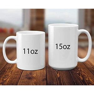 Pu&ograve; includere: Due tazze in ceramica bianca con testo nero. La tazza pi&ugrave; piccola &egrave; da 11 oz e la tazza pi&ugrave; grande &egrave; da 15 oz.