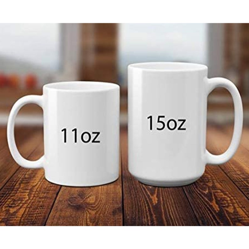 Pu&ograve; includere: Due tazze in ceramica bianca con testo nero. La tazza pi&ugrave; piccola &egrave; da 11 oz e la tazza pi&ugrave; grande &egrave; da 15 oz.