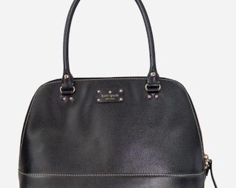 Bolso de hombro pequeño Kate Spade Wellesley Rachelle de piel negra con herrajes dorados y costuras en contraste.