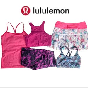 Può includere: Una collezione di abbigliamento sportivo Lululemon, tra cui una canotta rosa, un reggiseno sportivo magenta, pantaloncini viola e neri, una gonna con stampa floreale e un reggiseno sportivo fantasia. Il logo Lululemon è visibile in alto a sinistra.