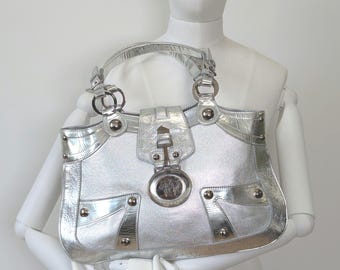 Bolso de mano Versace Y2K de piel de avestruz plateada metalizada: hebilla Medusa