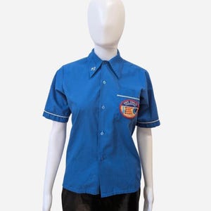 Vintage 1970&#39;s King Louis Brunswick bowlingshirt blauw en wit met geborduurde patches bowling King Louie bowlingshirt blauw