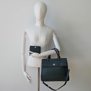 Bolso tote Tory Burch Britten de piel granulada verde oscuro con cartera a juego. Herrajes en tono dorado. Interior. Forro de tela Tory Burch personalizado.