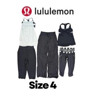 Puede incluir: Un conjunto de ropa deportiva Lululemon, que incluye camisetas sin mangas en blanco y negro, pantalones capri negros y pantalones con cordón negros. El logotipo de Lululemon es visible, junto con el texto "Size 4".