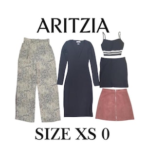 Puede incluir: Conjunto de ropa de mujer de Aritzia, que incluye un pantalón con estampado de serpiente, un vestido negro de manga larga, un top corto negro con rayas blancas, una minifalda negra y una minifalda rosa. Talla XS 0.