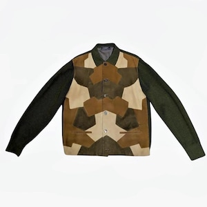 Puede incluir: Chaqueta abotonada con diseño patchwork en tonos marrón, beige y verde. La chaqueta tiene mangas largas de color verde oscuro y un cuello. La parte delantera presenta un patrón geométrico, creando un look único y elegante.