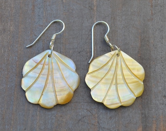 Boucles d’oreilles natural carved Scallop Shell, Yellow Mother of Pearl, Sterling Silver Dangling Earrings, bijoux hawaïens, bijoux de l’île