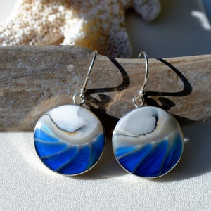 Pendientes círculo Nautilus en un bisel de plata de ley, lindo, ligero, fácil de usar, joyería hawaiana, joyería de playa, joyería de la isla