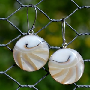 Pendientes círculo Nautilus en un bisel de plata de ley, lindo, ligero, fácil de usar, joyería hawaiana, joyería de playa, joyería de la isla