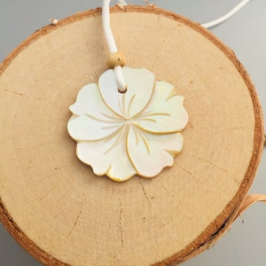 Natural Yellow Mother of Pearl Carved Flower Necklace, Adjustable Cord,Jewelry for Women, Island Jewelry, Beach Jewelry