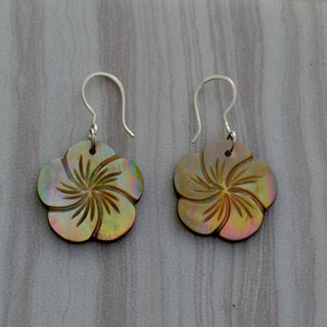 Natürliche braune Mutter der Perle geschnitzte Blume Ohrringe, baumelnde Sterling Silber Ohrringe, Schmuck für Frauen, Insel Schmuck, hawaiianischer Schmuck