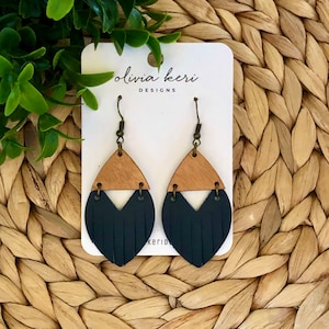 Pendientes colgantes de cuero azul marino: ligeros y con detalles de madera para las fiestas.