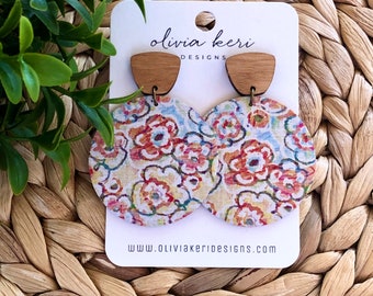 Pendientes de cuero y corcho con diseño floral: colgantes bohemios con detalles de madera