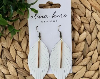 Pendientes de plumas de cuero blanco: colgantes bohemios con barra dorada