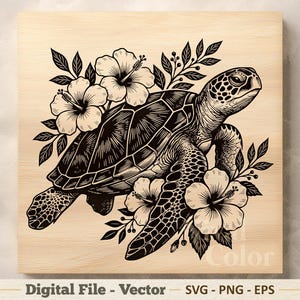 Op de afbeelding: Een zwart-witte digitale illustratie van een zeeschildpad omringd door hibiscusbloemen en bladeren op een lichte houtnerf achtergrond. De tekst onderaan luidt Digital File - Vector SVG - PNG - EPS.