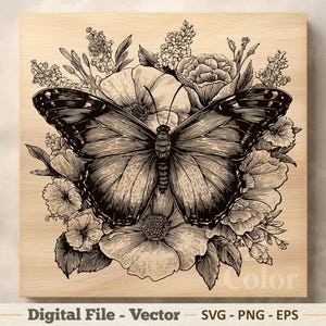 Op de afbeelding: Een zwart-wit lijntekening van een grote vlinder gecentreerd tussen diverse bloeiende bloemen en bladeren. De afbeelding wordt gepresenteerd op een lichte houtnerf achtergrond met de tekst Digital File - Vector SVG - PNG - EPS onderaan.