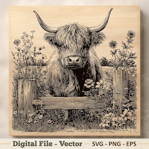 Puede incluir: Ilustración en blanco y negro de una vaca de las Tierras Altas con grandes cuernos, detrás de una valla de madera, en medio de flores silvestres. La obra de arte está sobre un fondo de madera clara. El texto en la parte inferior dice "Digital File - Vector - SVG - PNG - EPS."