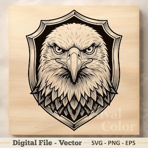 Könnte beinhalten: Eine schwarz-weiße Vektorgrafik eines Weißkopfseeadlerkopfes, zentriert in einem schildförmigen Wappen. Das Design zeigt detaillierte Linien und Schattierungen auf einem hellen Holzmaserungshintergrund mit dem Text Digital File - Vector SVG - PNG - EPS.