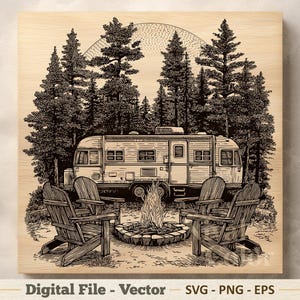Peut inclure: Une illustration en noir et blanc sur fond de bois clair représentant une caravane vintage garée dans une forêt de pins. Au premier plan, quatre chaises en bois sont disposées autour d'un foyer en pierre avec des flammes.