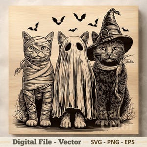 以下が含まれることがあります： ハロウィーンの仮装をした3匹の猫の黒いインクのイラストが描かれた正方形の木製プレート。1匹はミイラ、1匹は幽霊のシーツ、もう1匹は魔女の帽子をかぶっています。猫の上にはコウモリが飛び、クモの巣も描かれています。