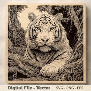 Op de afbeelding: Een vierkant houten paneel met een gedetailleerde zwart-wit lijntekening van een tijger die rust tussen knoestige boomwortels en dicht gebladerte. De tekst Digital File - Vector SVG - PNG - EPS staat onderaan de afbeelding gedrukt.