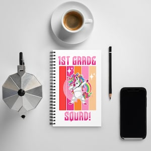 Cuaderno espiral con dibujos de color rosa de primer grado