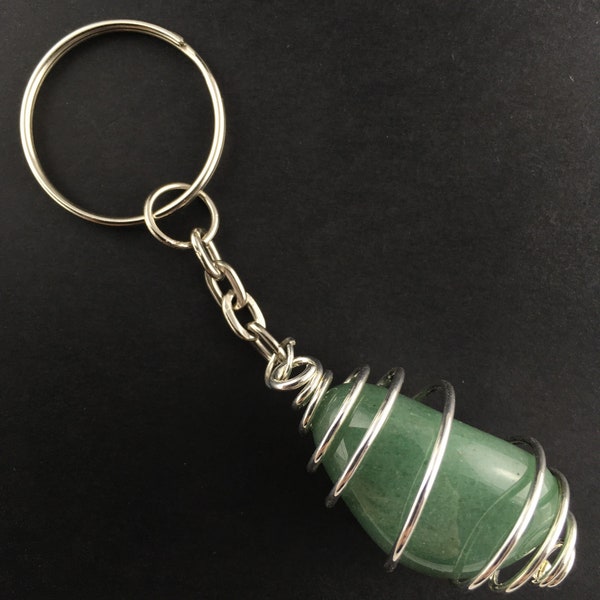 Grüner Aventurin-Schlüsselanhänger, handgefertigt an einer versilberten Spiralhalskette der Güteklasse A+
