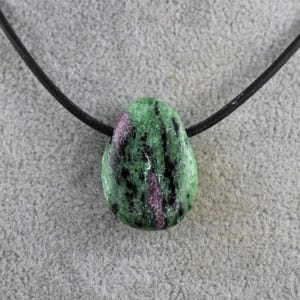 ミネラルペンダント ルビー ゾイサイト タンブルクリスタル ヒーリングギフト チャクラ レイキ 禅 A+