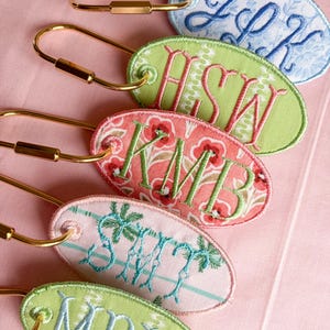 Etiqueta de bagagem bordada personalizada | Pingente de bolsa bordado personalizado | Chaveiro com inicial personalizada | Etiqueta de bagagem | Acessório para chaveiro | Presente para ela