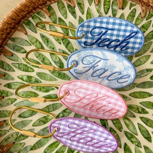 Personlig broderad väsketikett | Anpassad broderad väskberlock | Anpassad nyckelring med initialer | Bagageetikett | Nyckelringstillbehör | Present till henne bild 7