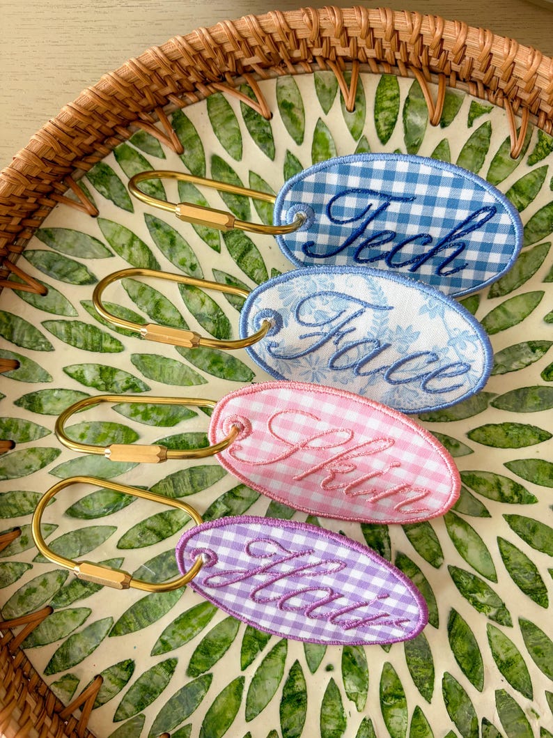 Personlig broderad väsketikett | Anpassad broderad väskberlock | Anpassad nyckelring med initialer | Bagageetikett | Nyckelringstillbehör | Present till henne bild 7