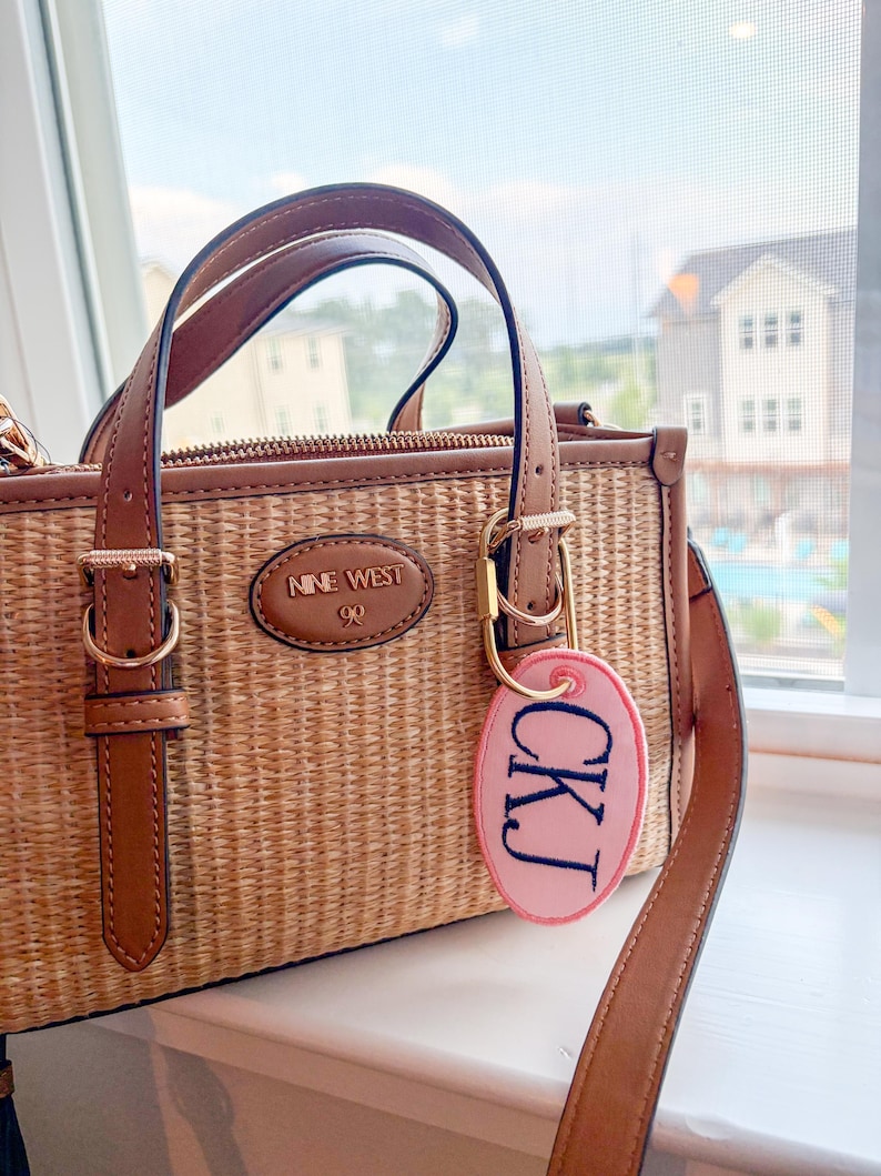 Personlig broderad väsketikett | Anpassad broderad väskberlock | Anpassad nyckelring med initialer | Bagageetikett | Nyckelringstillbehör | Present till henne Pink