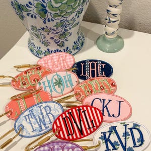 Personlig broderad väsketikett | Anpassad broderad väskberlock | Anpassad nyckelring med initialer | Bagageetikett | Nyckelringstillbehör | Present till henne Red Stripe