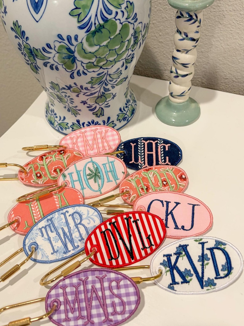 Personlig broderad väsketikett | Anpassad broderad väskberlock | Anpassad nyckelring med initialer | Bagageetikett | Nyckelringstillbehör | Present till henne Red Stripe