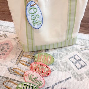 Personlig broderad väsketikett | Anpassad broderad väskberlock | Anpassad nyckelring med initialer | Bagageetikett | Nyckelringstillbehör | Present till henne Blue Toile