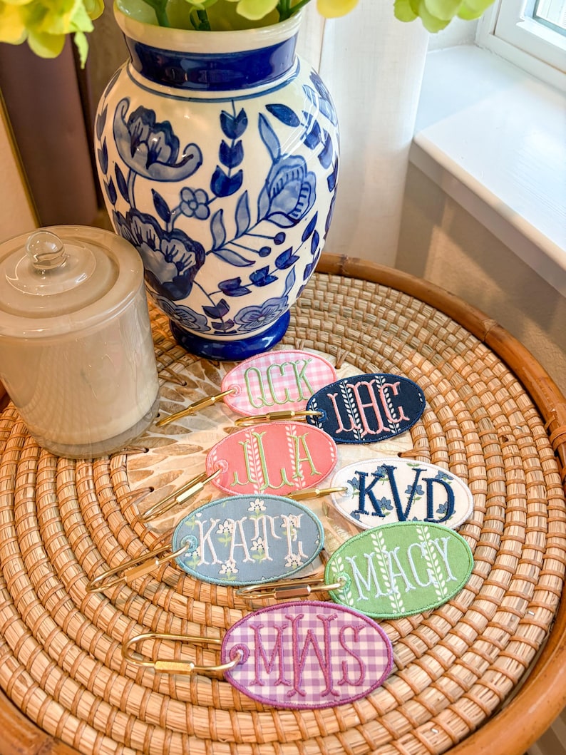 Personlig broderad väsketikett | Anpassad broderad väskberlock | Anpassad nyckelring med initialer | Bagageetikett | Nyckelringstillbehör | Present till henne bild 17