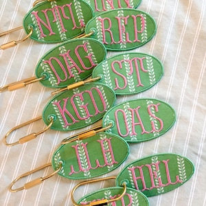 Personlig broderad väsketikett | Anpassad broderad väskberlock | Anpassad nyckelring med initialer | Bagageetikett | Nyckelringstillbehör | Present till henne Green Stripes
