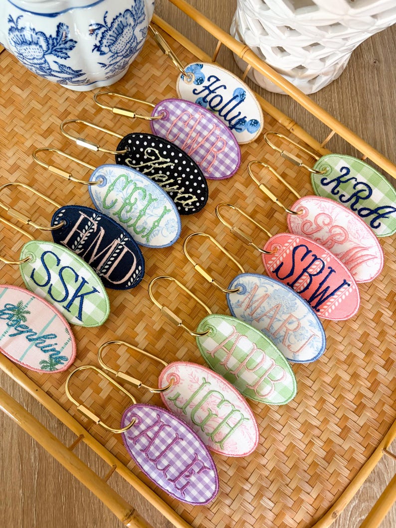 Personlig broderad väsketikett | Anpassad broderad väskberlock | Anpassad nyckelring med initialer | Bagageetikett | Nyckelringstillbehör | Present till henne bild 8