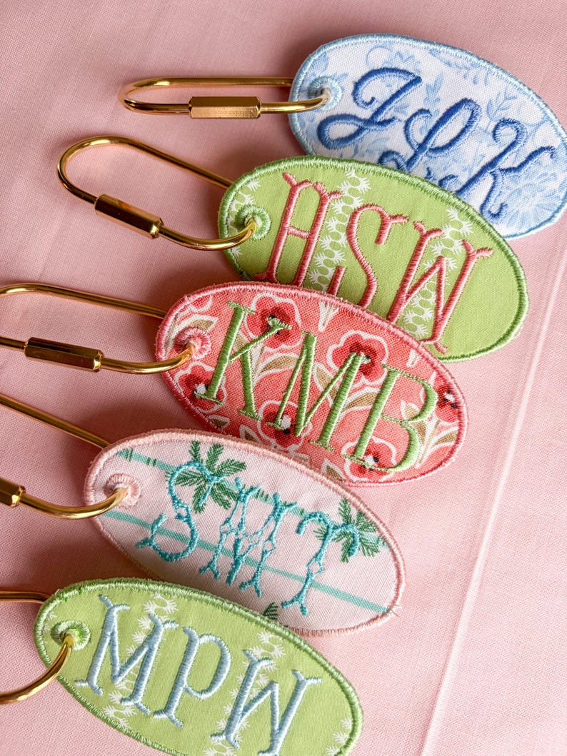 Personlig broderad väsketikett | Anpassad broderad väskberlock | Anpassad nyckelring med initialer | Bagageetikett | Nyckelringstillbehör | Present till henne Peach Floral