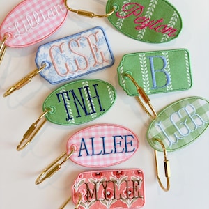 Personlig broderad väsketikett | Anpassad broderad väskberlock | Anpassad nyckelring med initialer | Bagageetikett | Nyckelringstillbehör | Present till henne bild 6