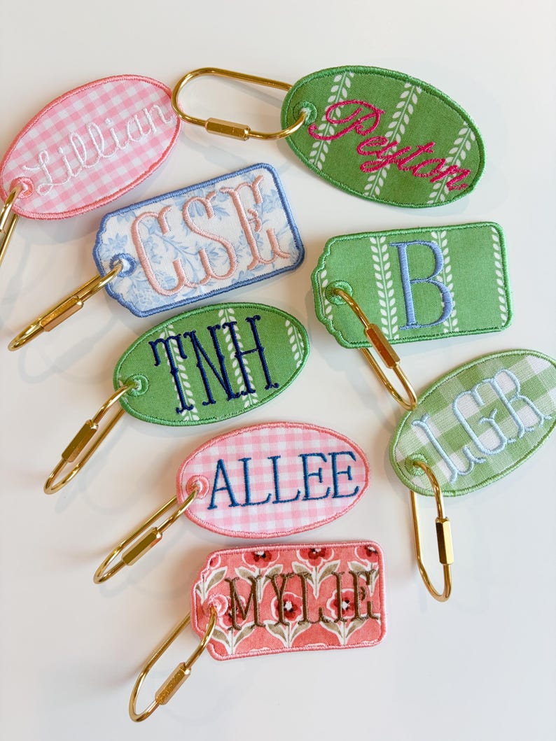 Personlig broderad väsketikett | Anpassad broderad väskberlock | Anpassad nyckelring med initialer | Bagageetikett | Nyckelringstillbehör | Present till henne bild 6