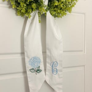Monogrammed Hydrangea Wreath Sash – Personalized Floral Door Bow in Pink or Blue – Summer Front Door Décor, Gift for Her, Wreath Ribbon